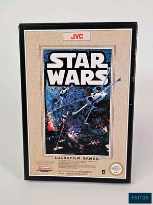 une affiche de film « Star Wars » encadrée, exposée dans un cadre noir