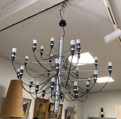 un lustre suspendu au plafond d'une pièce