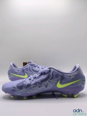 une paire de chaussures de foot violettes et jaunes sur fond blanc