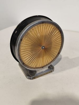 une petite horloge posée sur une table