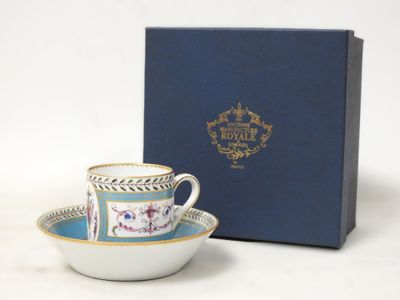 un gros plan d'une tasse et d'une soucoupe dans une boîte