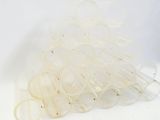 une pile de tubes en plastique posés sur une table