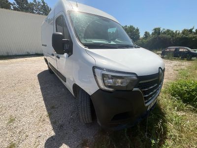 la camionnette blanche est garée sur le côté de la route