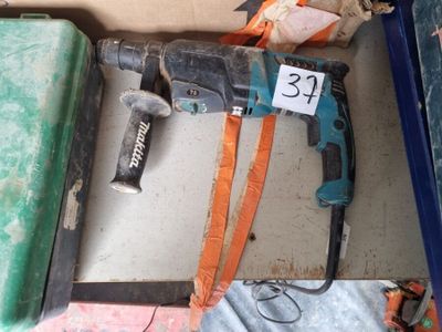 un marteau posé sur une boîte
