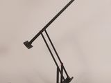 une image représentant une lampe de bureau noire sur fond blanc