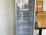 un réfrigérateur vide dans le coin d'une pièce