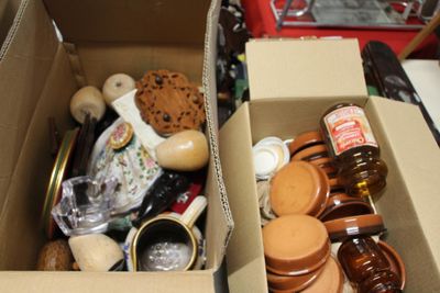 une boîte remplie d'aliments et de condiments posée sur une table