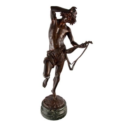 une image représentant une statue d'un homme tenant un arc et une flèche