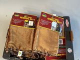 deux serviettes marron posées sur une boîte en carton
