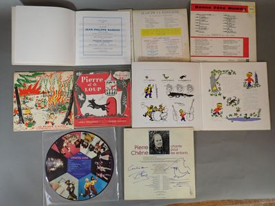beaucoup de livres accrochés au mur, avec des images dessus