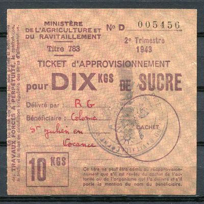un vieux billet portant un cachet, posé sur une surface en bois