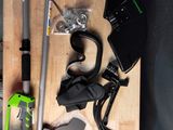 de nombreux outils posés sur une table en bois