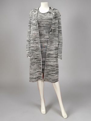 un manteau et une robe à rayures noires et blanches sur un mannequin, un mannequin, un mannequin, un mannequin, un mannequin, un mannequin, un mannequin, un mannequin, un mannequin, un mannequin, un mannequin, un mannequin, un mannequin, un mannequin, un mannequin, un mannequin, un mannequin, un mannequin, un mannequin, un mannequin, un mannequin, un mannequin, un mannequin, un mannequin, un mannequin, un mannequin, un mannequin, un mannequin, un mannequin, un mannequin, un mannequin, un mannequin, un manne