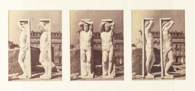 trois photographies en noir et blanc représentant un homme debout devant un immeuble