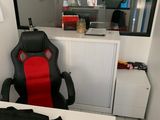 un bureau avec une chaise et un ordinateur portable dessus