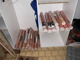 de nombreux rouleaux de papier toilette sur une étagère dans la salle de bains