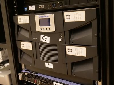 un rack contenant tout un tas d'équipements électroniques
