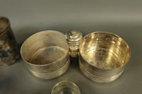 Lot d'objets en métal argenté comprenant :- Quatre bougeoirs… (photo 3)