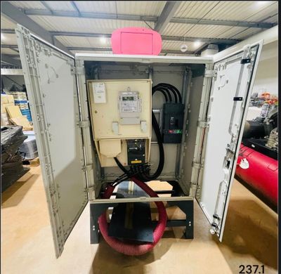 une image d'une machine située à l'intérieur d'un bâtiment
