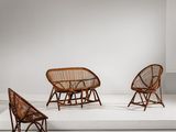trois chaises et une table dans une pièce au sol blanc