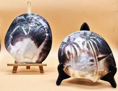TAHITI / Ensemble de 2 nacres sculptées de Tahiti en Polynés…
