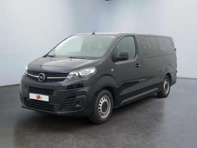 La camionnette noire est garée dans une pièce au sol noir.