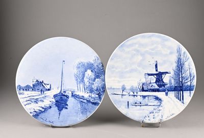 DELFT Deux plats à décor blanc bleu, d'après les peintres Ap…