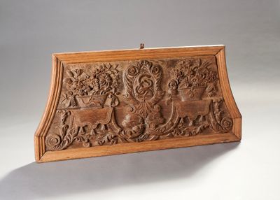 une vieille boîte en bois sculptée posée sur une surface blanche