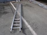 une échelle posée par terre sur un parking