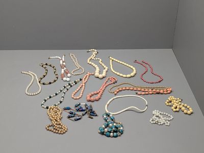 beaucoup de colliers et de bracelets sur la table