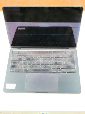 un ordinateur portable posé sur une table