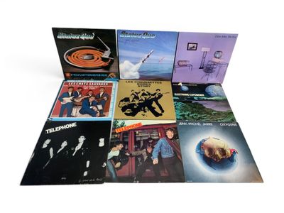 Les albums des Beatles sont alignés les uns à côté des autres sur une surface blanche