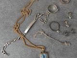 beaucoup de bijoux posés sur la table