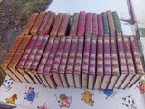 un grand nombre de livres posés sur une table