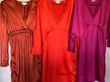 trois robes de femme suspendues à un cintre dans une pièce