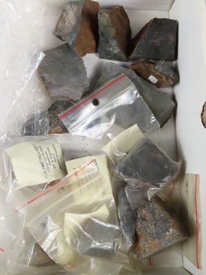 une boîte remplie de cailloux et d'autres objets