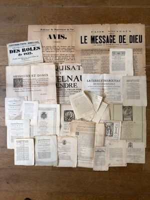 beaucoup de vieux papiers sur la table