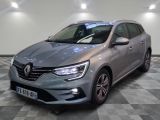 la voiture grise est garée sur un sol en damier dans le garage