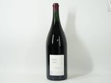une bouteille de vin posée sur une table