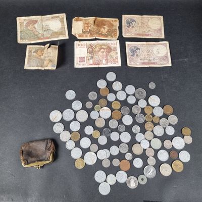 a lot of coins and a wallet on the table