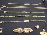de nombreux bijoux en or posés sur une table noire