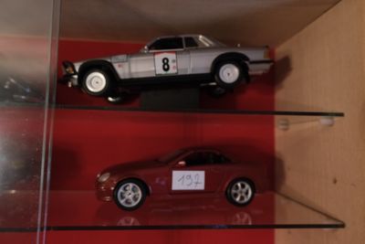 trois petites voitures exposées dans une vitrine
