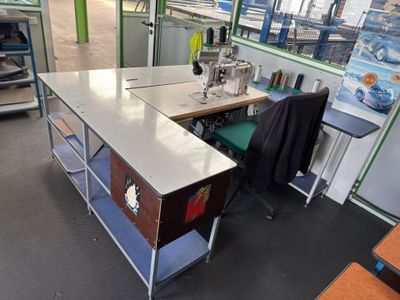 une machine à coudre posée sur une table dans une pièce