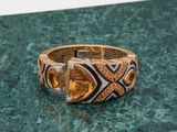 une image représentant une bague en or et en argent sertie de citrines