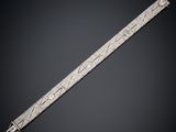 un bracelet en argent orné d'un motif