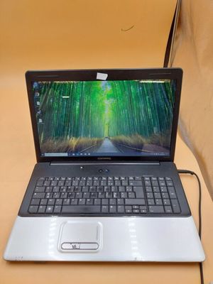 un ordinateur portable posé sur une table dans une pièce