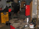 une photo d'un garage rempli de pneus et d'outils