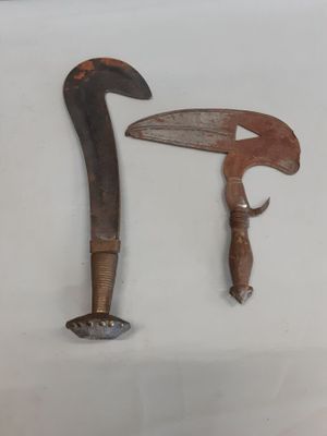 deux types d'outils différents présentés sur une surface blanche
