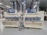 deux machines qui se trouvent ensemble dans une pièce
