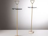 paire de tables d'appoint en laiton et en verre, sur des pieds en marbre